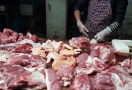 Giá lợn hơi “lao dốc”, thịt lợn bán tại chợ vẫn có giá “trên trời”