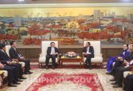 Đoàn cán bộ Học viện Chính trị quốc gia hai nước Việt Nam – Lào chào xã giao lãnh đạo thành phố