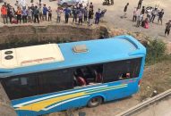 Xe khách đâm vào chân cầu vượt, 11 người bị thương