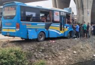 Xe khách tông trúng trụ cầu vượt trên quốc lộ, hơn 11 người bị thương