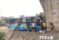Xe khách lao vào chân cầu vượt trên quốc lộ 5 làm 12 người bị thương