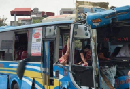 Xe khách tông vào chân cầu trên quốc lộ, 11 người bị thương