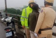 Cảnh sát giao thông cứu cô gái định nhảy cầu An Đồng
