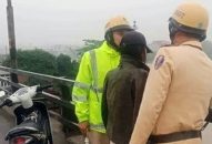 CSGT giải cứu 1 phụ nữ mang bầu định nhảy cầu tự tử