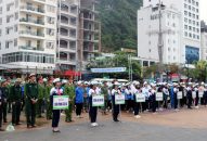 Hàng trăm người tham gia dọn dẹp vệ sinh huyện đảo Cát Hải