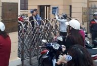 Thực hành công vụ theo… sức ép?