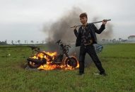 Công an vào cuộc xác minh clip Khá Bảnh đốt xe máy đổi xe điện