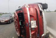 Ô tô lật nghiêng trên cao tốc, tài xế văng khỏi xe