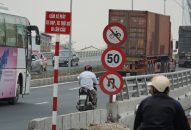 ‘Đùa với tử thần’ khi chạy xe máy lên cầu vượt dành cho ô tô