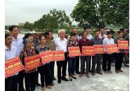 Trao kinh phí 150 triệu đồng tặng 10 hộ dân mua bò giống