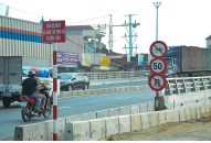 Phớt lờ biển cấm, nhiều người đi xe máy trên cầu vượt Nguyễn Văn Linh