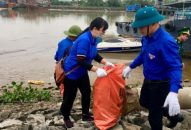 Làm sạch khu vực cầu Cảng cá Mắt Rồng