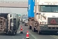Tránh thùng xốp “bay” trên cao tốc, xe bán tải lật nhào