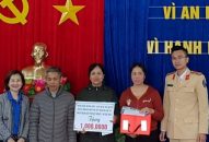 Tặng quà 8 hộ gia đình khó khăn