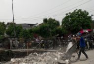 Vôi thầu gạch vỡ đổ dưới lòng đường