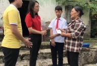 Vietlott đồng hành với chương trình Cặp lá yêu thương, tặng sổ tiết kiệm học sinh có hoàn cảnh khó khăn