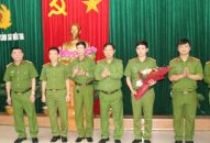 Đại tá Nguyễn Văn Coỏng, phó Giám đốc CATP khen thưởng Văn phòng Cơ quan CSĐT