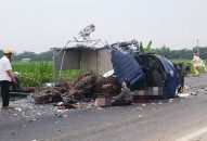 Mẹ gào khóc thảm thiết bên thi thể con trai bị tai nạn giao thông