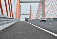 Mặt cầu Bạch Đằng  lồi lõm: Chưa xử lý bù vênh là do… thời tiết?