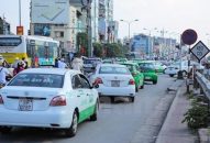 Xăng tăng ‘phi mã,’ giá cước taxi, xe khách có té nước theo mưa?
