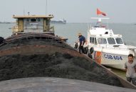 Phát hiện tàu chở 900 tấn than cám không rõ nguồn gốc