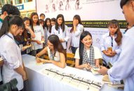 Á hậu, người đẹp vượt núi tặng sách cho thanh niên vùng cao