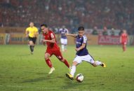 Vòng 6 V-League 2019: CĐV đốt pháo sáng khiến Hà Nội FC buộc phải thay người