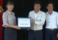 Tặng máy tính cho các em học sinh huyện đảo