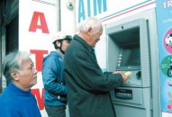 Phấn đấu năm 2020, ít nhất 20% người lĩnh lương hưu, trợ cấp BHXH qua ATM