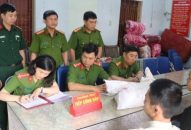 Phòng PC06 vận động nhân dân giao nộp 25kg thuốc nổ và 1 khẩu súng săn