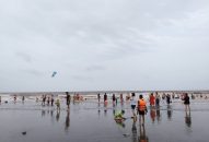 Bãi biển Đồ Sơn nước đục ngầu vẫn thu hút hàng triệu khách du lịch