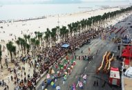 Đông đảo người dân, du khách háo hức xem diễu hành Carnaval Hạ Long 2019 dịp nghỉ lễ