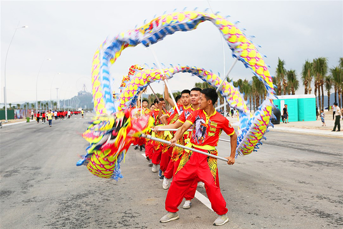 Đông đảo người dân, du khách háo hức xem diễu hành Carnaval Hạ Long 2019  dịp nghỉ lễ