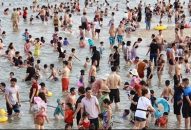 Đổ xô đến đến các khu du lịch khiến giao thông ùn tắc, dịch vụ quá tải