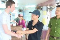 Trả lại tài sản cho du khách người Anh