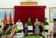 Khen thưởng đột xuất CBCS Đồn Biên phòng Cát Bà
