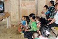 Hỗ trợ thông tin, tuyên truyền cho hộ nghèo, đồng bào dân tộc ít người