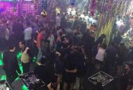 2 nhóm thanh niên mang súng, dao kiếm hỗn chiến vì nữ nhân viên quán bar