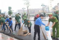 300 đoàn viên thanh niên ra quân dọn dẹp vệ sinh môi trường