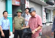 Quận Lê Chân: Ra quân dọn vệ sinh môi trường và tẩy xóa quảng cáo bẩn