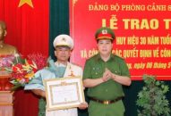 Đảng bộ Phòng Cảnh sát cơ động – CATP: Trao Huy hiệu 30 năm tuổi Đảng tặng Thượng tá Trần Thịnh Cường