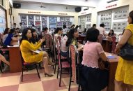 Xếp hàng mua hồ sơ cho con thi vào trường Nguyễn Tất Thành