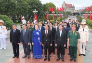 Lãnh đạo thành phố dâng hương tưởng niệm các Anh hùng liệt sĩ và đồng chí Nguyễn Đức Cảnh