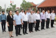 Đoàn khảo sát của Tiểu ban Văn kiện Đại hội XIII dâng hương tại Nhà tưởng niệm đồng chí Nguyễn Đức Cảnh