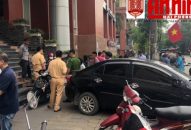 Tài xế lùi ô tô đâm liên hoàn nhiều xe máy trên phố Văn Cao