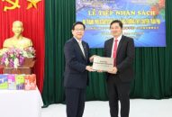 Thị trưởng thành phố Kitakyushu trao sách tặng Trường THPT chuyên Trần Phú