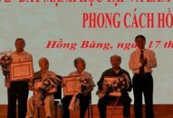 Quận ủy Hồng Bàng: Trao Huy hiệu Đảng đợt 19/5 và sơ kết 3 năm thực hiện Chỉ thị 05 của Bộ Chính trị