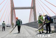 Quảng Ninh: Tiến hành trải thảm nhựa, bù vênh mặt cầu Bạch Đằng