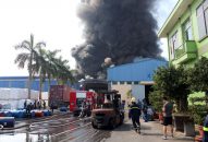 Cảnh sát biển tham gia chữa cháy ở nhà xưởng tại Hải Phòng