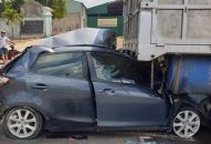 Tin tức giao thông 24h: Dừng mua vé tại trạm BOT, ôtô bị tông nát đầu